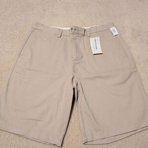 Old Navy Men's Flat Front Shorts in Beige